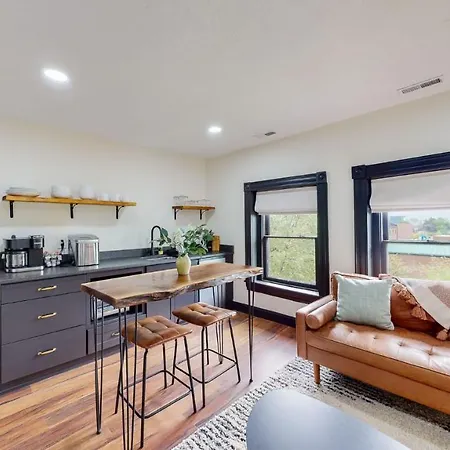 Stylish Top Floor 2 Kings Full Bathroom With Tub